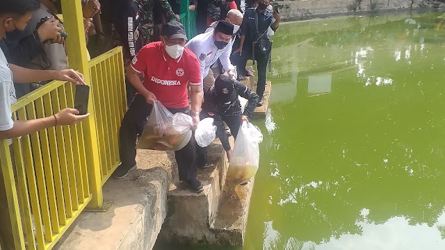 Walikota Tebar Ratusan Benih Ikan di Situ Rawa Kalong
