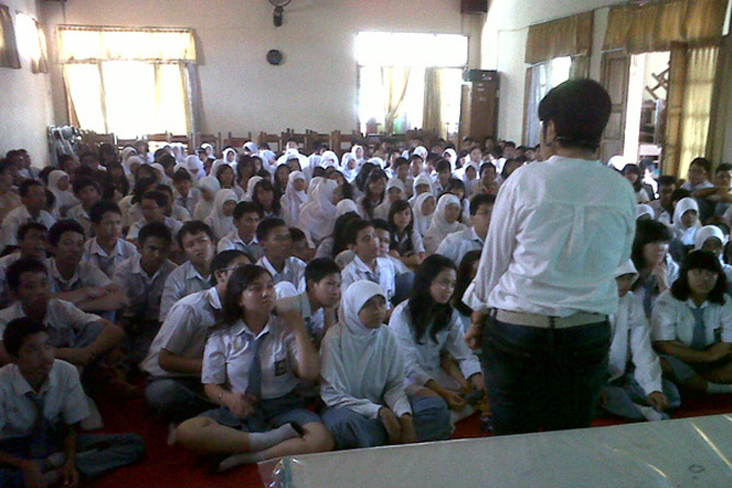 Putih Abu Membanjiri English Festival Universitas 