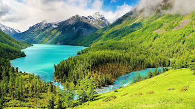 Lago de aguas azules en las montañas nevadas