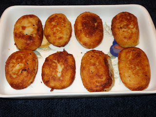 PORCIONES: 14 PAPAS RELLENAS     INGREDIENTES PARA EL PINO  1 cucharada de aceite  2 dientes de ajo picados  3 cebollas de tamaño medio cortadas en cuadritos  ½ pimiento rojo cortado en cuadritos  ½ pimiento verde cortado en cuadritos  ½ cucharadita de comino en polvo  ½ cucharadita de achiote. (opcional)  500 g de carne molida  56 g / 1/3 taza de pasas de su gusto  1 cucharada de perejil picado  1 cucharadita de sal o a su gusto  ¼ cucharadita de pimienta triturada o a su gusto  2 huevos duro cocido, cortado en trocitos  Aceitunas de su gusto sin corozo  PURE DE PAPAS  9 papas grandes, peladas  6 cucharadas de mantequilla  Sal a su gusto  Harina blanca de trigo, para todo uso