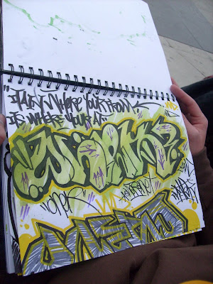 How to sketch graffiti on a piece of paper?