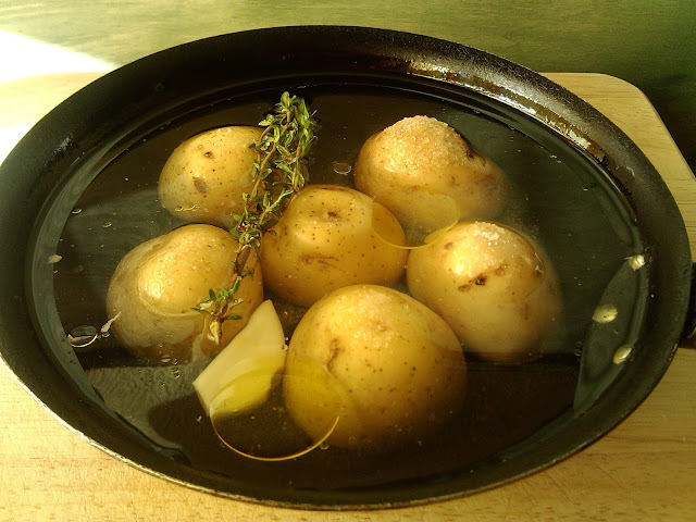 PATATAS SALTEADAS CON LIMON Y CEBOLLINOS TOMILLOS RECETA VEGETARIANA VEGANA GASTRONOMIA PLATO ACOMPAÑAMIENTO