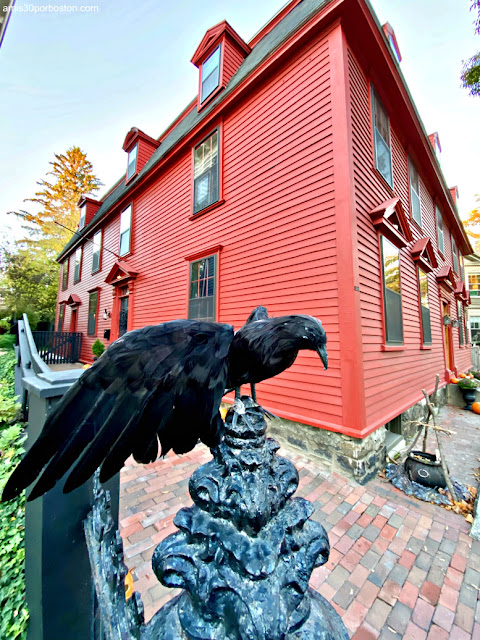 Decoraciones de Halloween en el Distrito Histórico McIntire en Salem