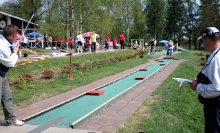 Playing an incredibly long Feltgolf hole in Finland as Steve 'F1' Gow looks on