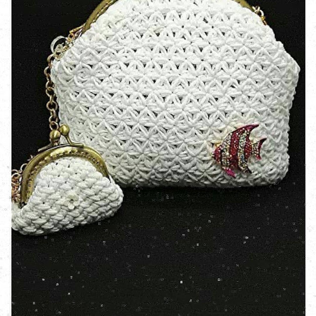 Pochette all'uncinetto con chiusura clic clac colore bianco