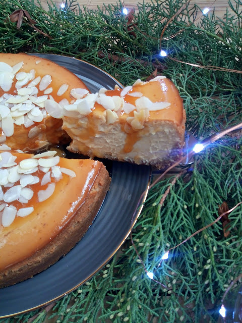 Cheesecake de turrón de Jijona. Tarta de queso ricota y turrón blando de almendra. Tarta de queso al horno. Postre, merienda, receta fácil, cuca