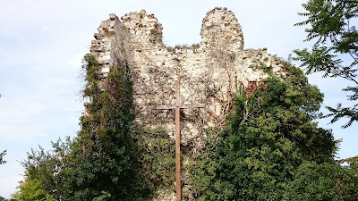 Croix catholique devant un pan de mur du l'ancien château de Châtillon