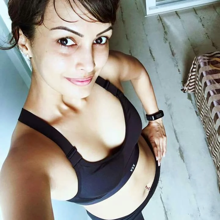 Nisha Rawal gym selfie hot tv actress