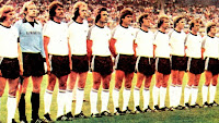 EINTRACHT FRANKFURT F. A. G. - Frankfurt, Alemania - Temporada 1975-76 - Grabowski, Wienhold, Lorenz, Trinklein, Korbel, Beverungen, Weidle, Holsenbein, Reichel, Neuberger y Nickel - El Eintracht Frankfurt se clasificó 13º en la Bundesliga