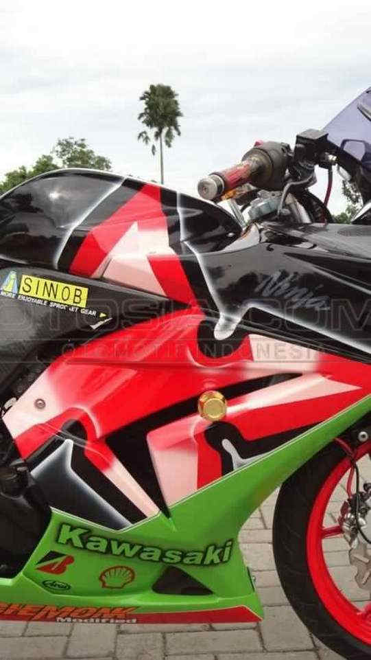 Finishing Body Dengan Fairing Cat Hitam hijau dan Merah - Cara Modifikasi Kawasaki Ninja 250 Karburator Biar Tambah Racing dan Kekar Gaya MotoSport Gede