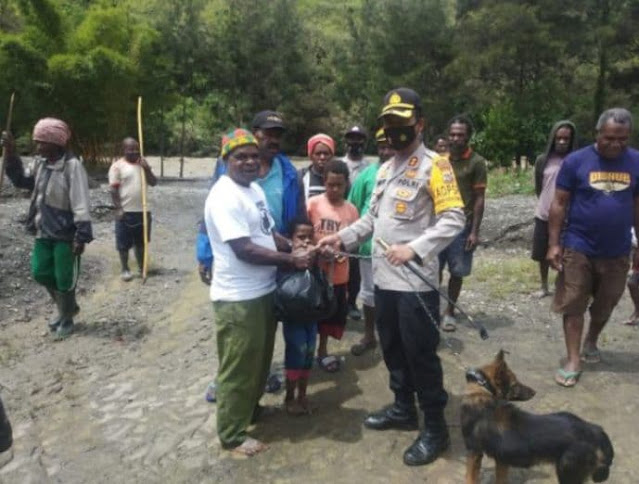 Daniel Prionggo Tinjau Lokasi Banjir dan Beri Bantuan ke Masyarakat Desa Yakobak Lanny Jaya