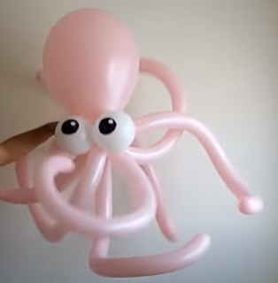 ballonmodellage ein großer rosa oktopus aus modellierballons.