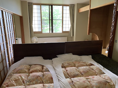 丸駒温泉旅館 二間客室 寝室側