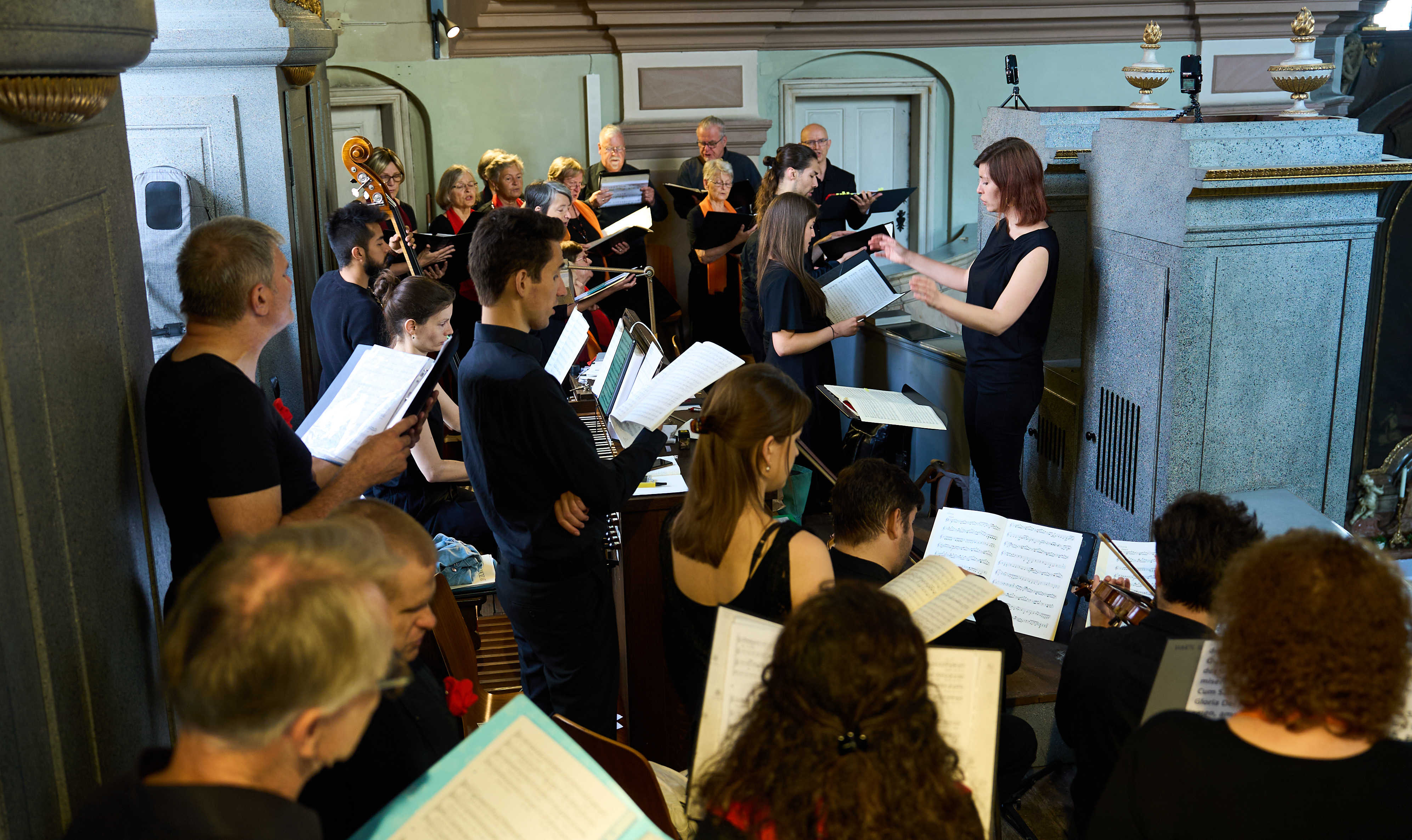 Ausschnitt Louis Braille Chor, SolistInnen, MusikerInnen auf der Empore, Stefanie Sillar dirigiert