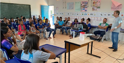 O poeta Zacarias Martins participa de Roda de Conversa Literária com alunos de escola da zona rurral de Tocantínia