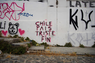 « Chili / triste pays / Fin » : graffiti dans les rues de Valparaíso., février 2023 © Jim Delémont pour LVSL