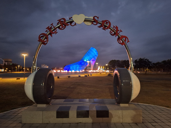 嘉義布袋海景公園高跟鞋教堂為世界最大高跟鞋造型建築，拍照熱點