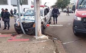    Grave acidente com viatura da PM deixa policiais feridos no Centro da capital