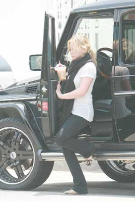 Hilary Duff  Making Deposits Pics