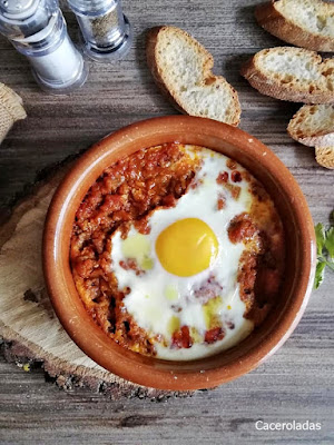 Huevos al plato con picadillo de carne picada