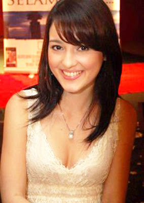 Julie Estelle sexy foto