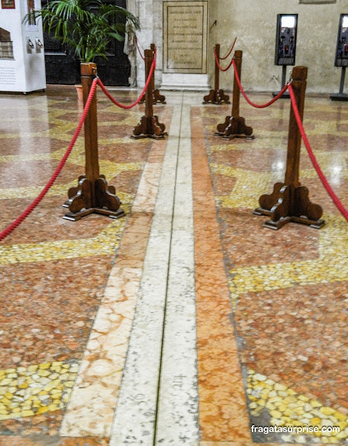Linha meridiana de Giovanni Cassini na Basílica de São Petrônio em Bolonha