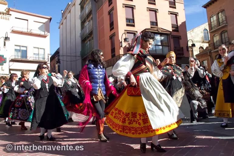 http://interbenavente.es/not/6214/las_candelas_recuperan_el_sabor_de_lo_tradicional_en_benavente/