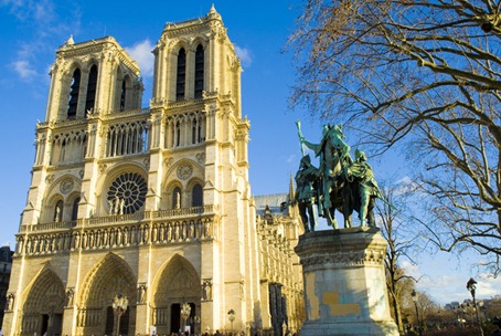 notre-damme-and-statue1