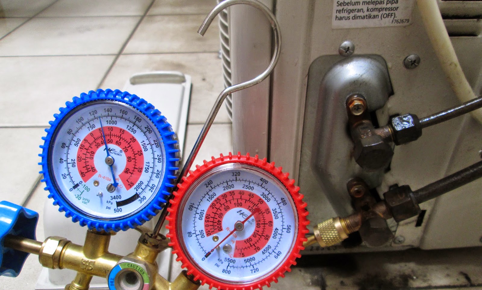 Service AC Kota Serang Baru Memeriksa tekanan freon arus