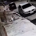 Vídeo mostra momento em que uma mulher com bebê cai em buraco que se abriu na calçada no interior de SP.