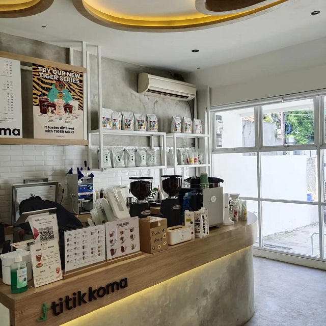 coffee bar kopi titik koma cipete