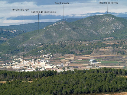Torrelles de Foix i muntanyes properes vistes des del Turó del Samuntà