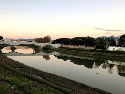 夕暮れ時のイタリア・ピサの風景