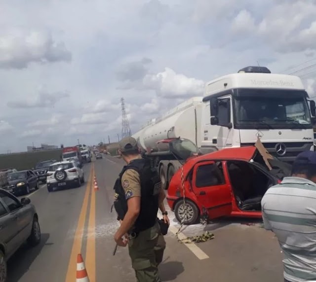 Idoso morre após colisão de carro com carreta em Nazaré da Mata