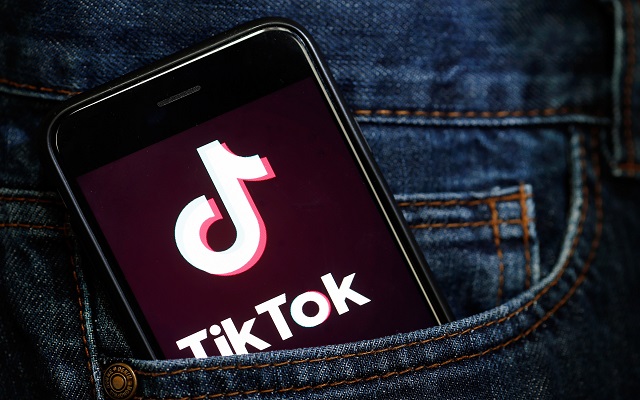 تطبيق TikTok يتجاوز واتساب في IOS ويقترب من أخذ التاج عنه في الأندرويد هذا العام