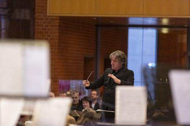 Peter Selwyn conducting the Lambeth Orchestra at All Saints West Dulwich in April 2022 (Photo: Anna Shilonosova)a