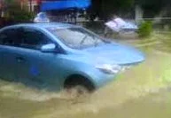 Cara  Menembus Jalan Banjir Agar Mobil Tidak Mogok