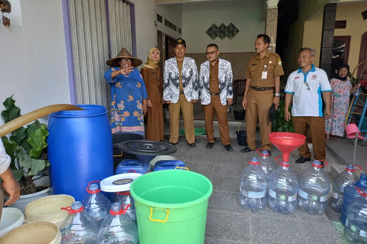 PGRI Curug Salurkan Bantuan Air Bersih ke Warga Terdampak Kekeringan di Kampung Sedayu