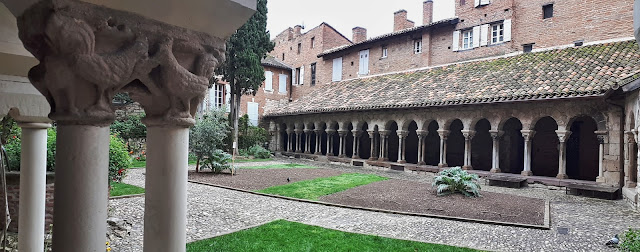 Albi cloister court