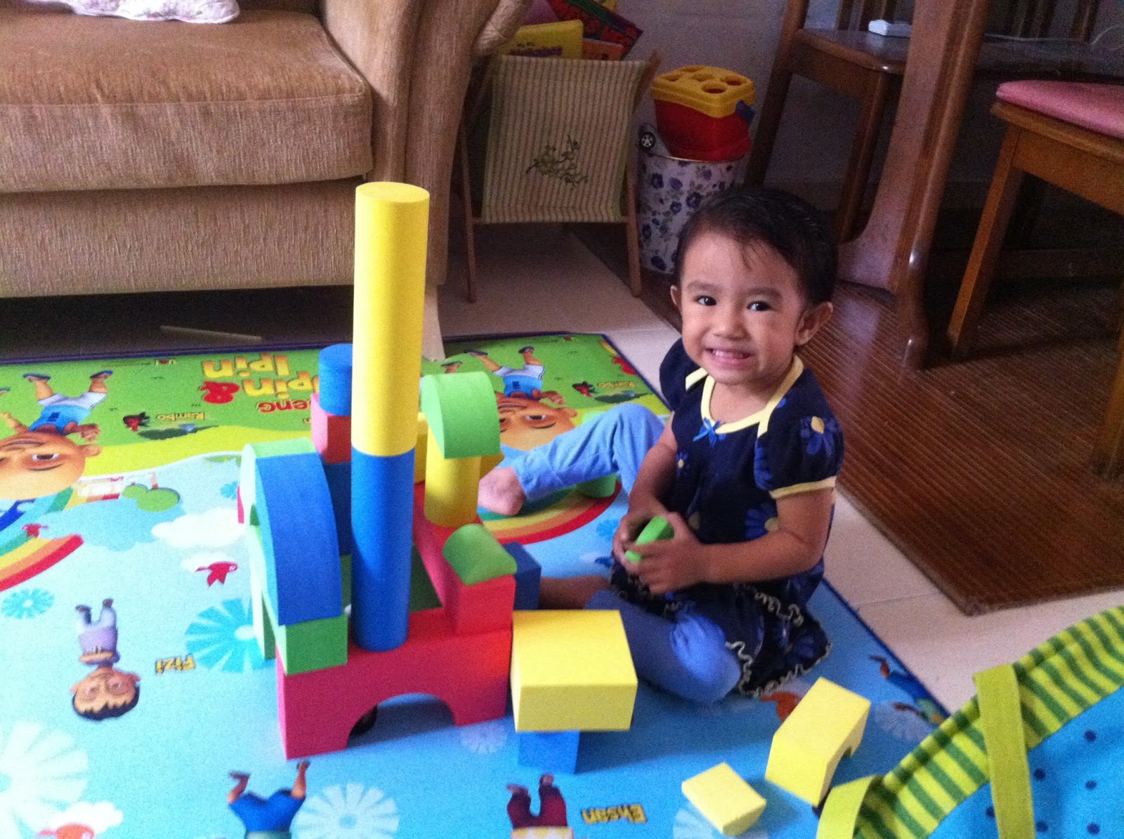 My simple life story : :: Aliya @ 2yr 3mo and her favourite activity 