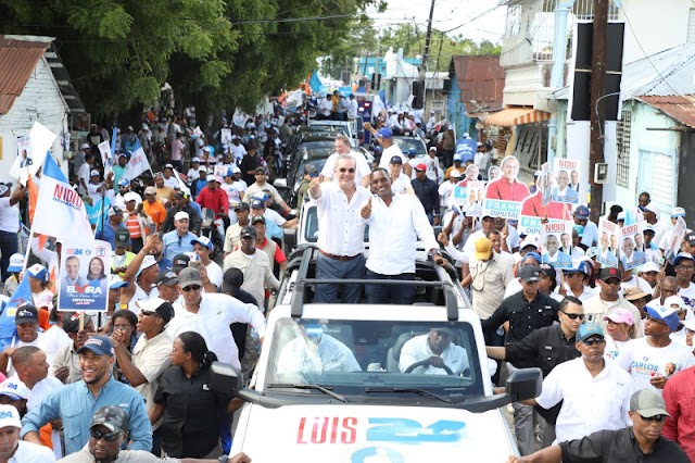 Abinader recorre San Juan al ritmo de “No mires pa’ tras”