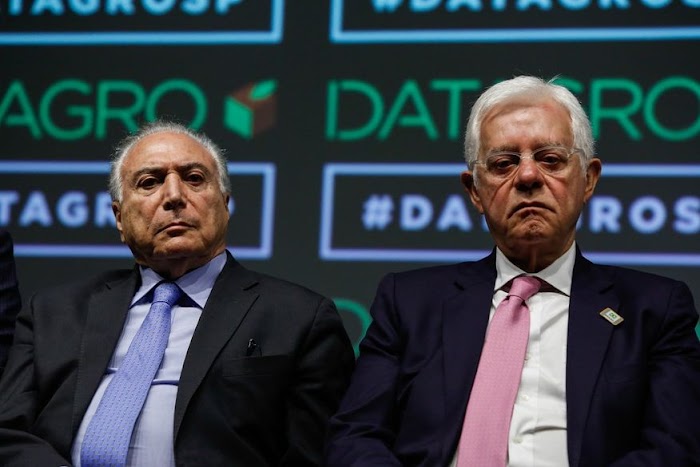 A Força-tarefa da Lava Jato no Rio de Janeiro prendeu, na manhã desta quinta-feira (21), Michel Temer, ex-presidente da República. Os agentes ainda tentam cumprir um mandado contra Moreira Franco, ex-ministro de Minas e Energia.  Os mandados foram expedidos pelo juiz Marcelo Bretas, da 7ª Vara Federal Criminal do Rio.  Desde quarta-feira (20), a Polícia Federal (PF) tentava rastrear e confirmar a localização de Temer, sem ter sucesso. Por isso, a operação prevista para as primeiras horas da manhã desta quinta-feira atrasou.  Michel Temer (PMDB) foi o 37º presidente da República do Brasil. Ele assumiu o cargo em 31 de agosto de 2016, após o impeachment de Dilma Rousseff, e ficou até o final do mandato, encerrado em dezembro do ano passado.  Eleito vice-presidente na chapa de Dilma duas vezes consecutivas, Temer chegou a ser o coordenador político da presidente, mas os dois se distanciaram logo no começo do segundo mandato.  Formado em direito, Temer começou a carreira pública nos anos 1960, quando assumiu cargos no governo estadual de São Paulo. Ao final da ditadura, na década de 1980, foi deputado constituinte e, alguns anos depois, foi eleito deputado federal quatro vezes seguidas. Chegou a ser presidente do PMDB por 15 anos.  O ex-presidente Michel Temer responde a dez inquéritos. Cinco deles tramitavam no Supremo Tribunal Federal (STF), pois foram abertos à época em que o emedebista era presidente da República e foram encaminhados à primeira instância depois que ele deixou o cargo. Os outros cinco foram autorizados pelo ministro Luís Roberto Barroso em 2019, quando Temer já não tinha mais foro privilegiado. Por isso, assim que deu a autorização, o ministro enviou os inquéritos para a primeira instância.  Entre outras investigações, Temer é um dos alvos da Lava Jato do Rio. O caso, que está com o juiz Marcelo Bretas, trata das denúncias do delator José Antunes Sobrinho, dono da Engevix. O empresário disse à Polícia Federal que pagou R$ 1 milhão em propina, a pedido do coronel João Baptista Lima Filho (amigo de Temer), do ex-ministro Moreira Franco e com o conhecimento do presidente Michel Temer. A Engevix fechou um contrato em um projeto da usina de Angra 3.