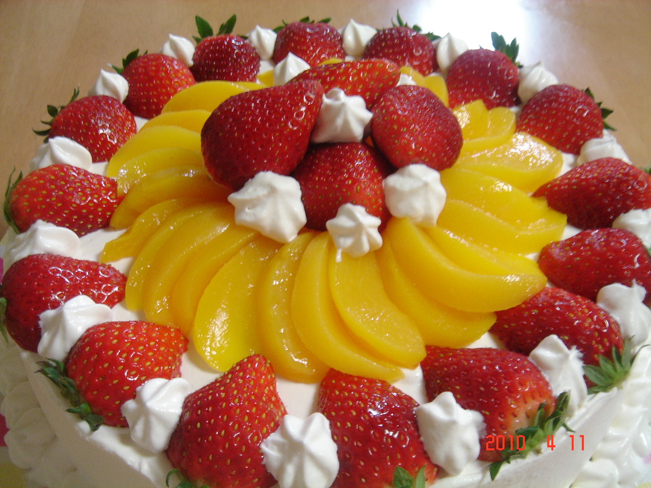 Torta Pastel De Frutas Con Crema Chantilly