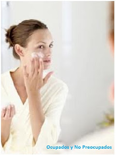 Limpiar excesos maquillaje antes de acostarse
