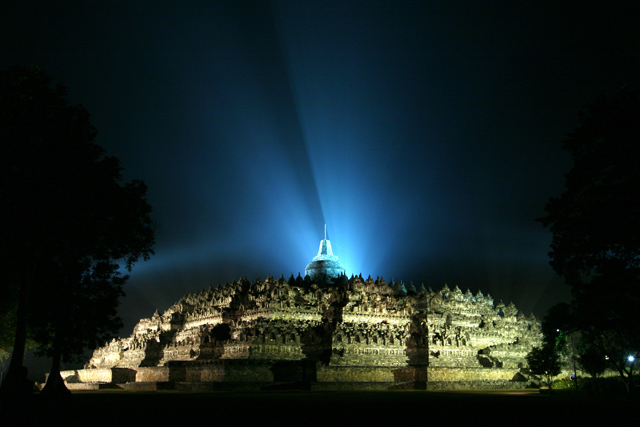 Gambar  Candi Borobudur di Malam Hari, sorot lampu