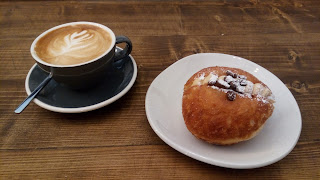 カフェラテとコーヒーパンの写真