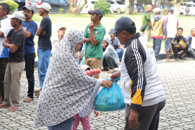 111 Orang Supir dan TKBM Pelabuhan Taman Bunga Mendapat Bantuan Paket Sembako