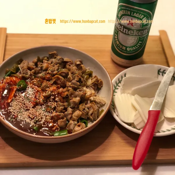 골뱅이무침, golbaengi seasoned with mozzarella cheese, 유동 깔끔하게 매운 골뱅이, 매일 후레쉬 모짜렐라, mozzarella cheese, 골뱅이무침, 팽이버섯, peg top mushroom, 혼술안주