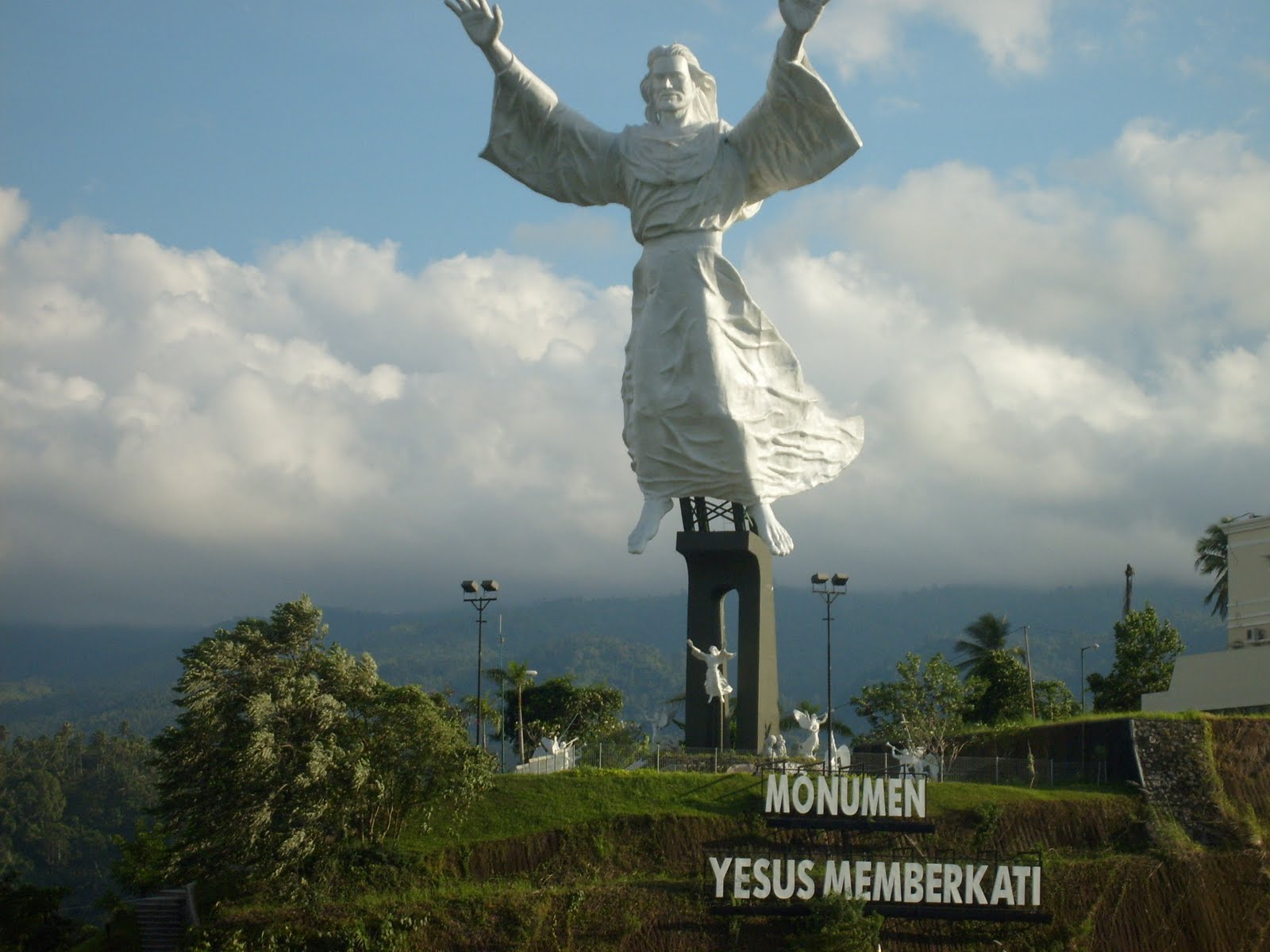 Patung YESUS Memberkati Kota Manado ~ --ANDREY--
