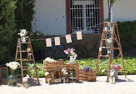 Composición de flores con cajas de madera y escaleras, de Flores en el Columpio